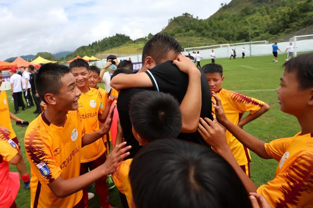 公安部定点帮扶的足球队，赢了！