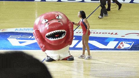 女生在公共场合故意让你难堪,现在的女生一点自知之明都没有