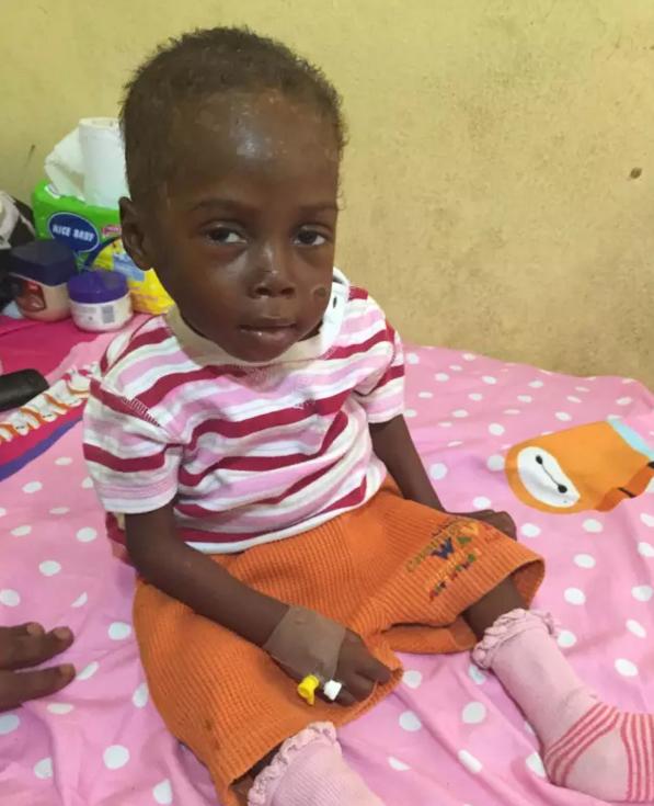 2016年,那个被白人美女喂水喝的2岁非洲小男孩,后来怎么样了?