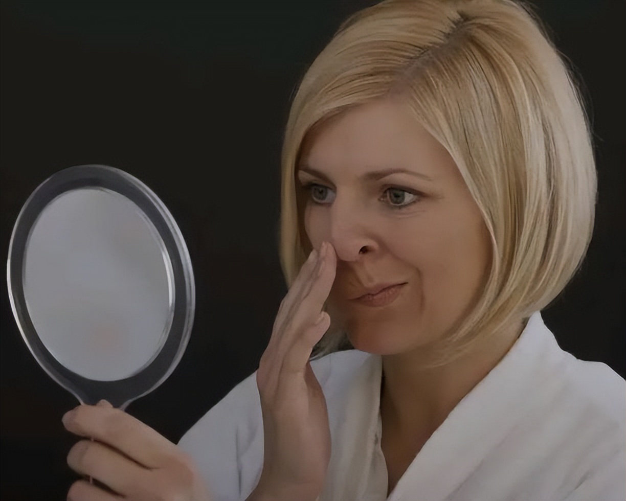 鼻子处挤出来白色物质是螨虫吗,鼻子挤出来的黄米粒是螨虫吗