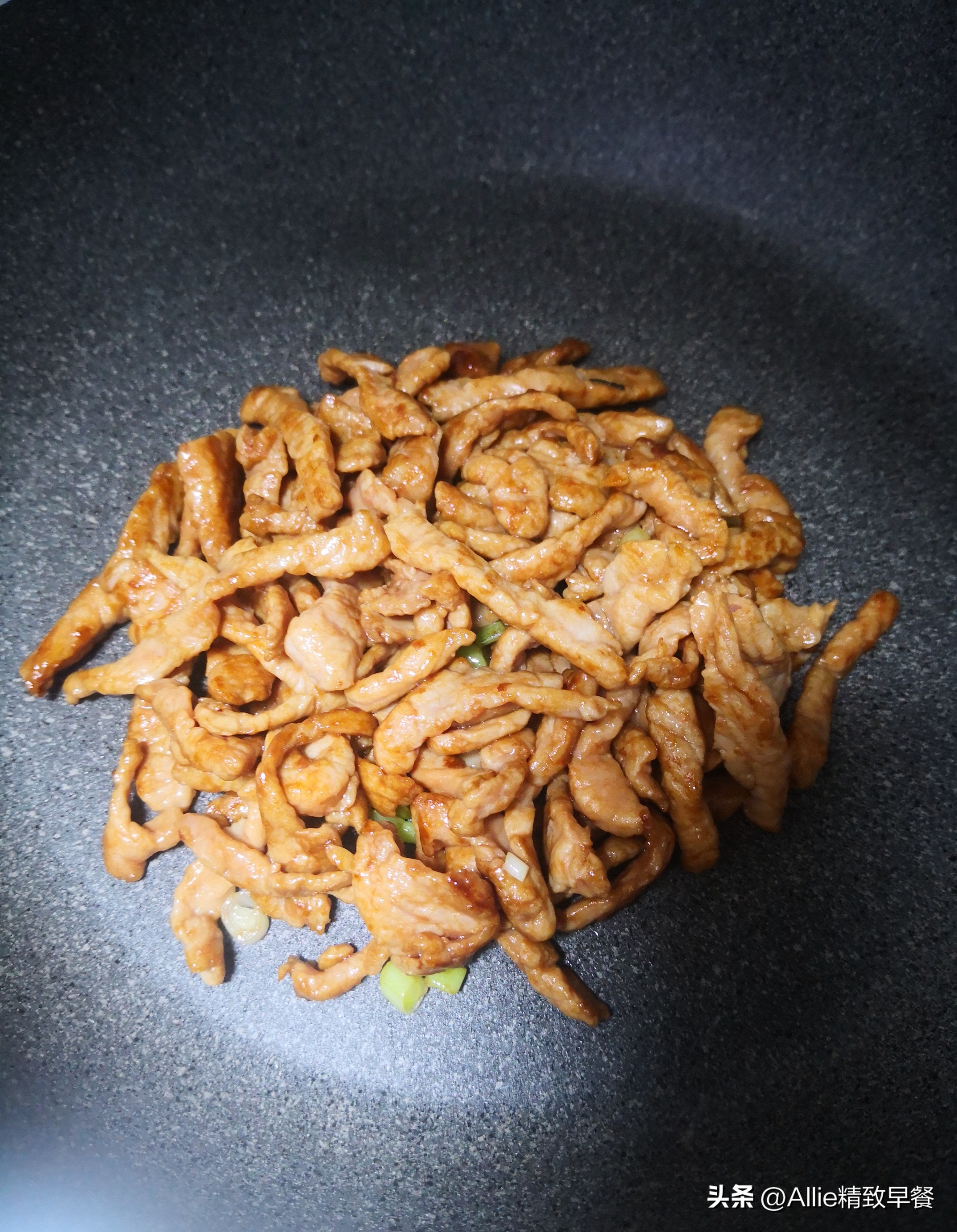 广东人爱吃的炒河粉，教您在家就能做，根根分明爽滑入味，零厨艺