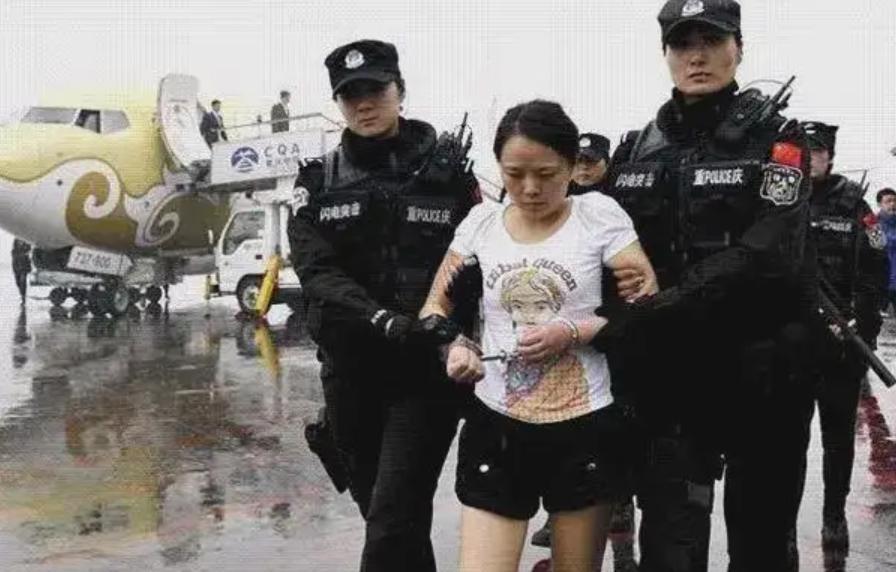 重庆亮点茶楼女老大：把茶楼变淫窝，防检查带小姐进行应急演练