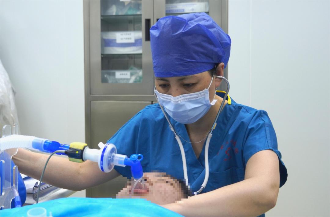 19岁女孩患罕见皮肤病,女子患怪病脸上长着纤维巨瘤