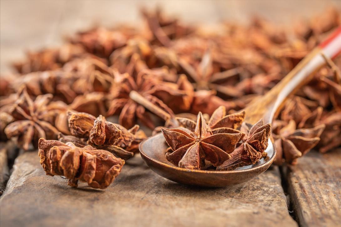 去腥除臭的八角,买时注意分清“直角”和“钩角”,买错炖肉不香