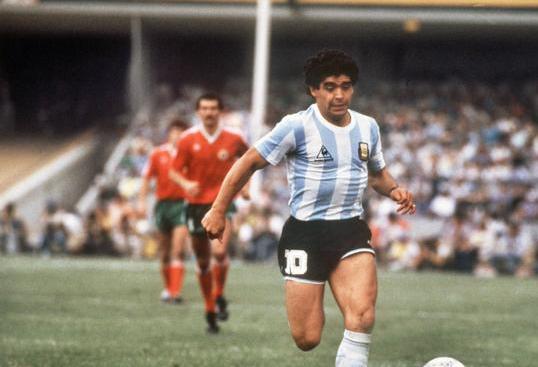 足球运动员大腿肌肉,大腿粗壮足球球员