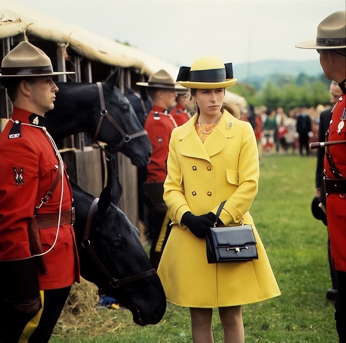 安妮公主的屈膝礼,安妮公主向戴安娜行屈膝礼