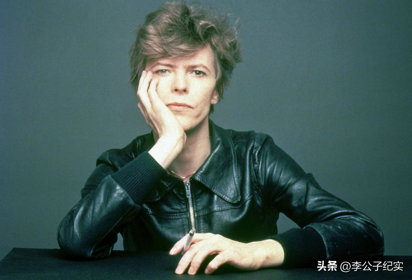 双性恋摇滚巨星：与超模跨越生死相恋，离世后全球轰动首相悼念