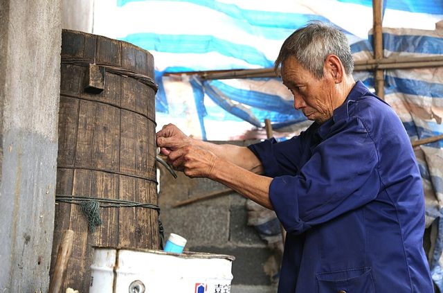 高粱酿酒一斤高粱能出多少酒水,100斤高粱能酿多少酒是怎么一回事