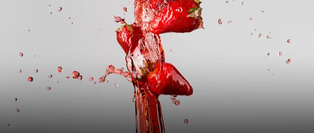 我勉强吃下一颗草莓,然后红红的草莓汁混合着胆汁一起往外翻涌