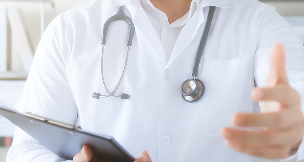 云南男子被妻子按摩到吐血，去医院检查，医生：你脑袋里插了把刀