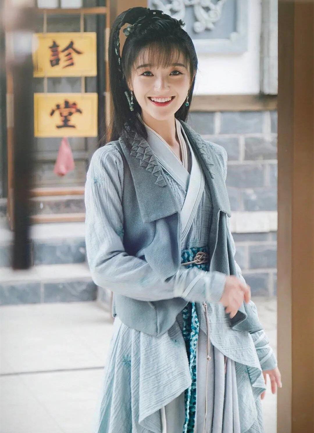 满屏锥子下巴充气硅胶脸，翻拍剧越来越难看，新旧版演员对比惨烈