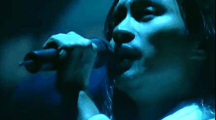 他穿深V露背装，和歌迷开黄色笑话，没被封号还引千万人点赞？