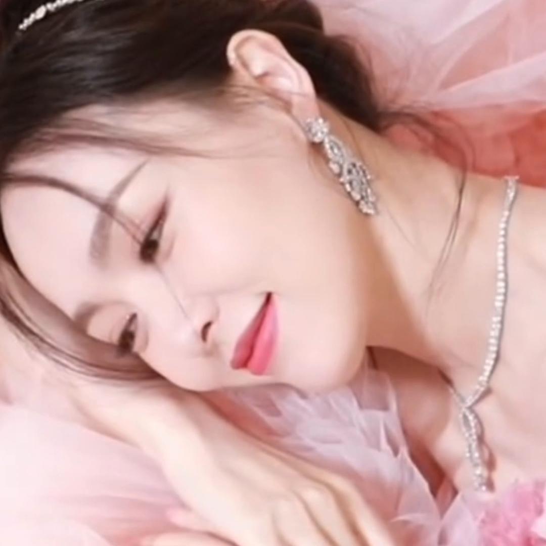 明星红毯衣服脏了需要赔钱吗,明星礼服弄脏为什么要赔钱