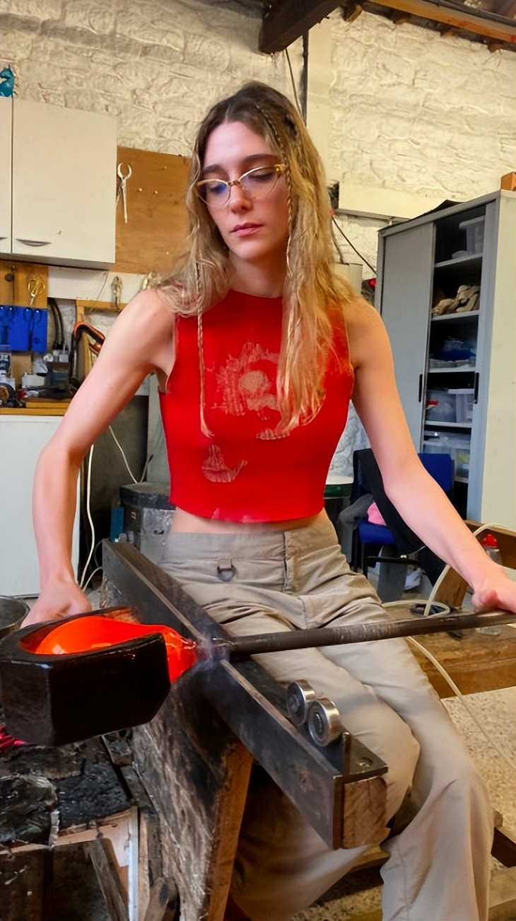 他们用玻璃做了个水晶包,卖得死贵,外国明星还狂爱