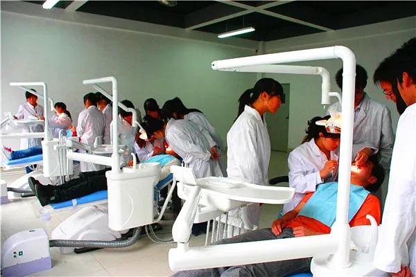 女孩初中毕业学什么有前途,初中毕业学什么职业最有前途