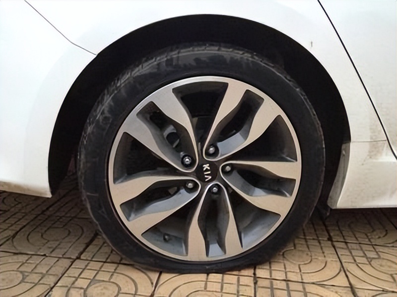 汽车长时间停放，隔几天就需要启动一下？正确的操作方法是什么？