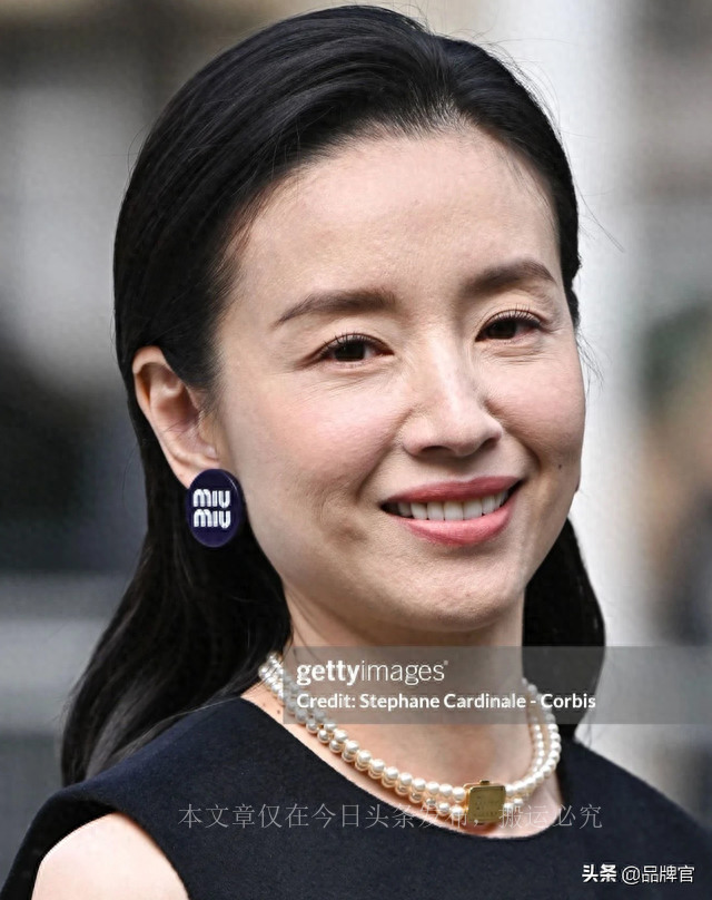 4万元一条!穿上MiuMiu钻石裤钗的董洁,网友:玉女变了