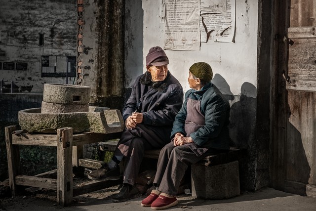 她58岁退休工资8000，外孙说：让我留这儿吧，我很乖，我能带妹妹