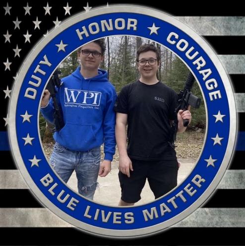 枪击致二人死的白人青年被判无罪后立刻见了特朗普，极右人士欢呼“今后有了开枪许可”，美国多地进行抗议