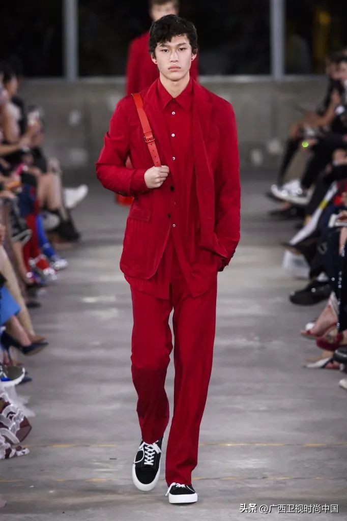 快过年了还是穿红色喜庆点,快过年了买件红色的衣服