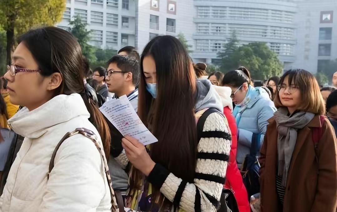 要啥自行车啊——从教师工资被降引发“欢呼声”，看教师地位变更