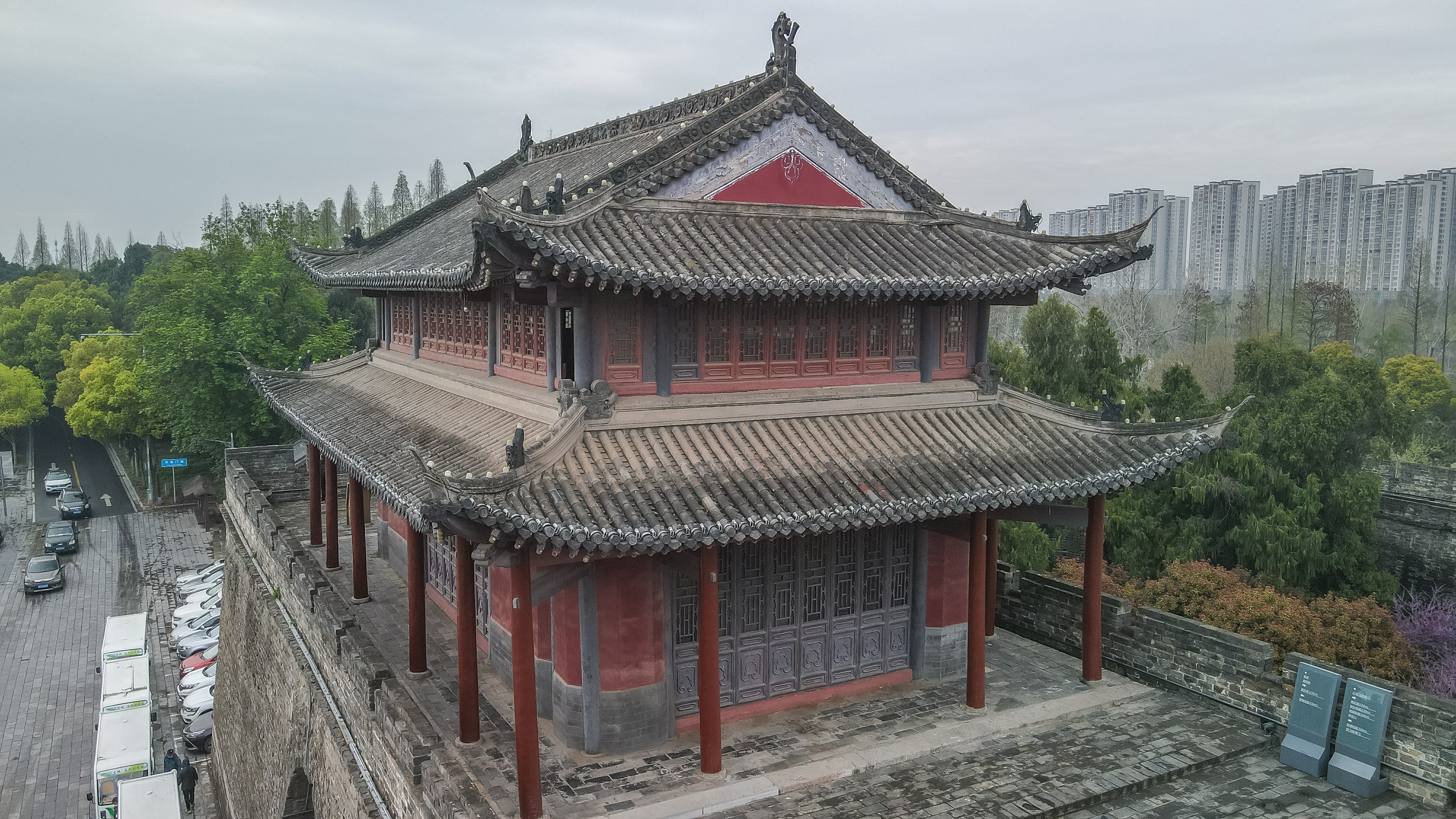 荆州古城墙的历史和照片,襄阳古城墙和荆州古城墙哪个完整