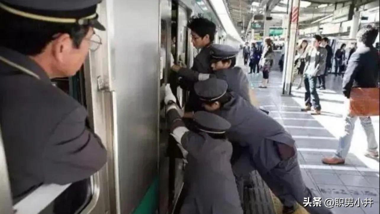 日本列车助推员,日本地铁推挤员年薪