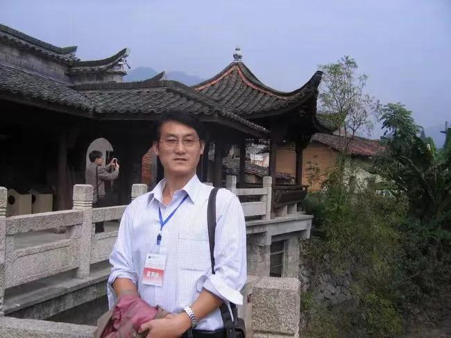 毛启国军装,毛启国警用帽徽