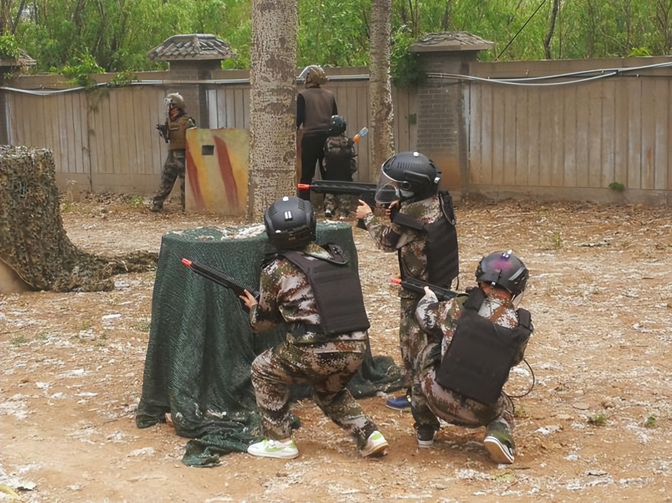 18岁小伙网购24把仿真枪被判无期！哭诉：局长藏20把真枪才判3年