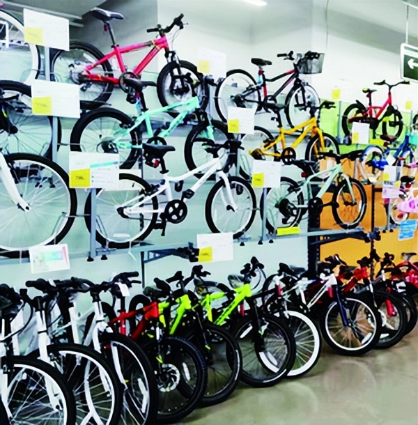 骑行爱好者低碳骑行,骑行运动流行起来了