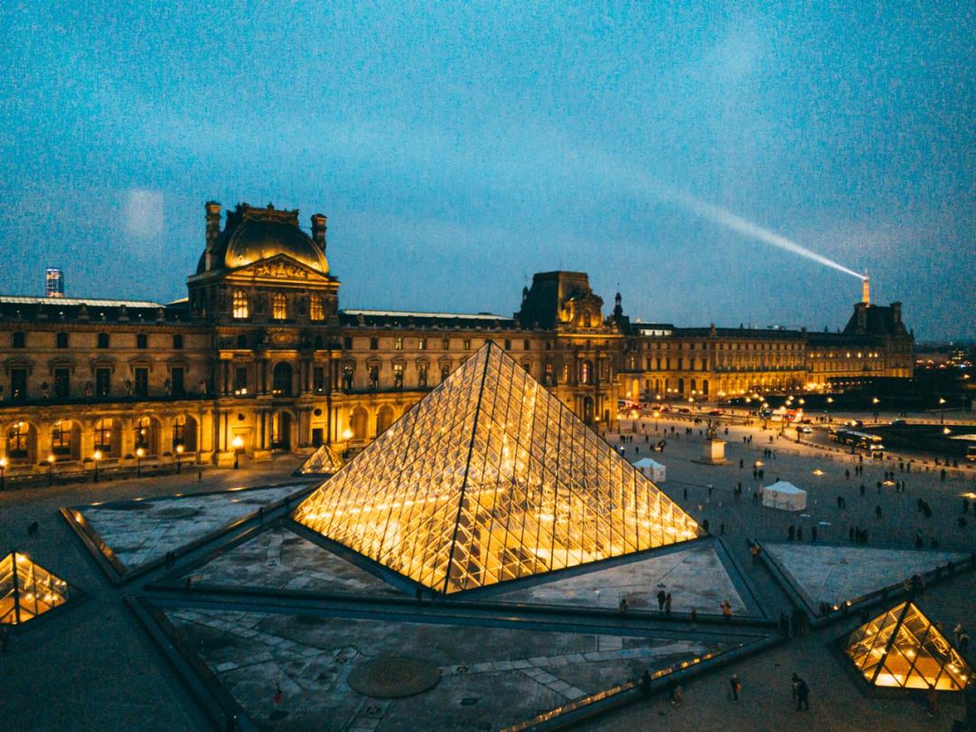 卢浮宫在历史上经历了怎样的改造？它在法国有怎样的地位？