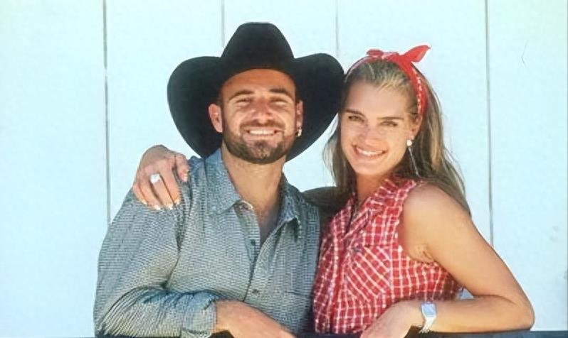 10岁全裸出镜，20岁声称自己仍是处女，“美国舒淇”的裸照风波