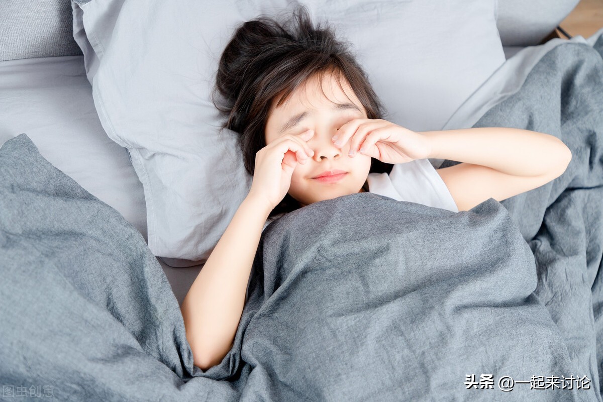 三岁宝宝喜欢抱着小被子睡觉,3岁喜欢摸被子