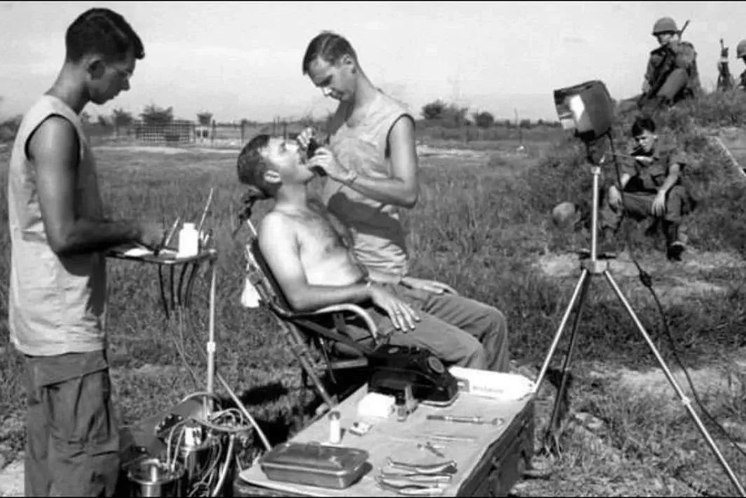 带你走进牙椅的百年发展史图片,带你走进200万年前的人类始祖生活