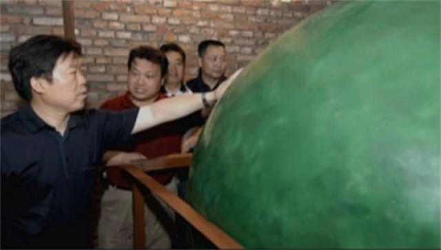 世界上最大的夜明珠怎么成路灯了,男子挖到6吨夜明珠