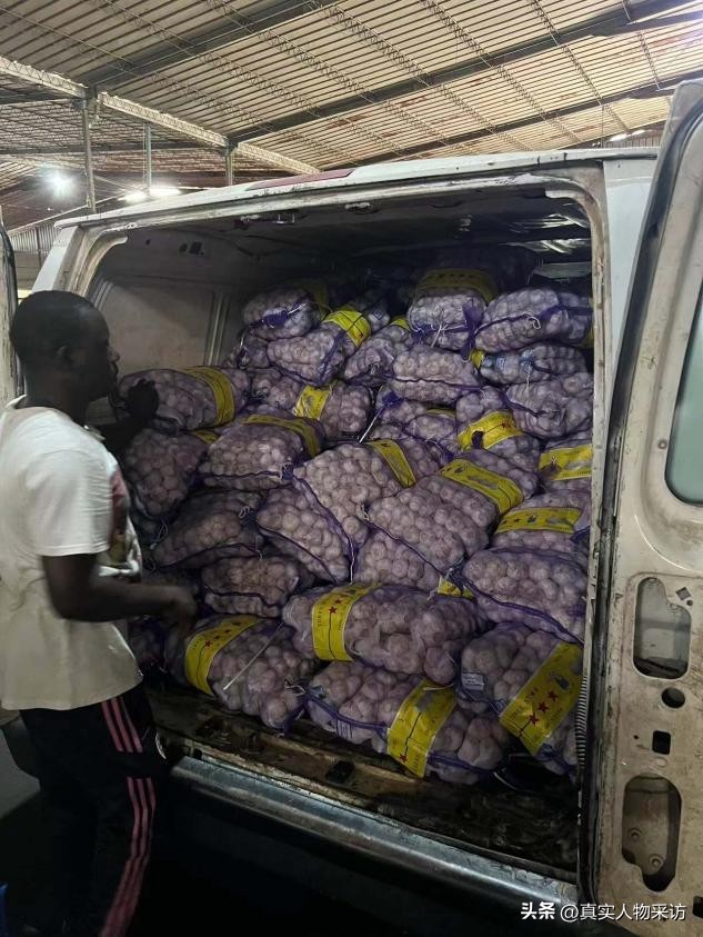 我，25岁独闯尼日利亚，这里人多市场需求大，光卖大蒜都能挣大钱