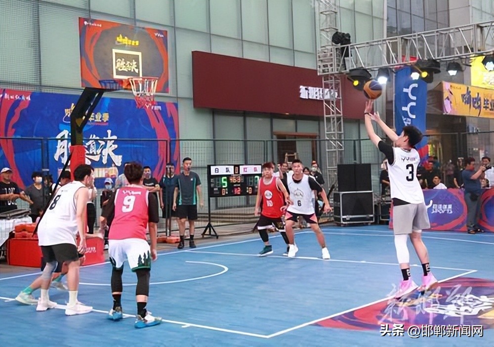 这里有大的篮球场英语,这里有比赛吗英语