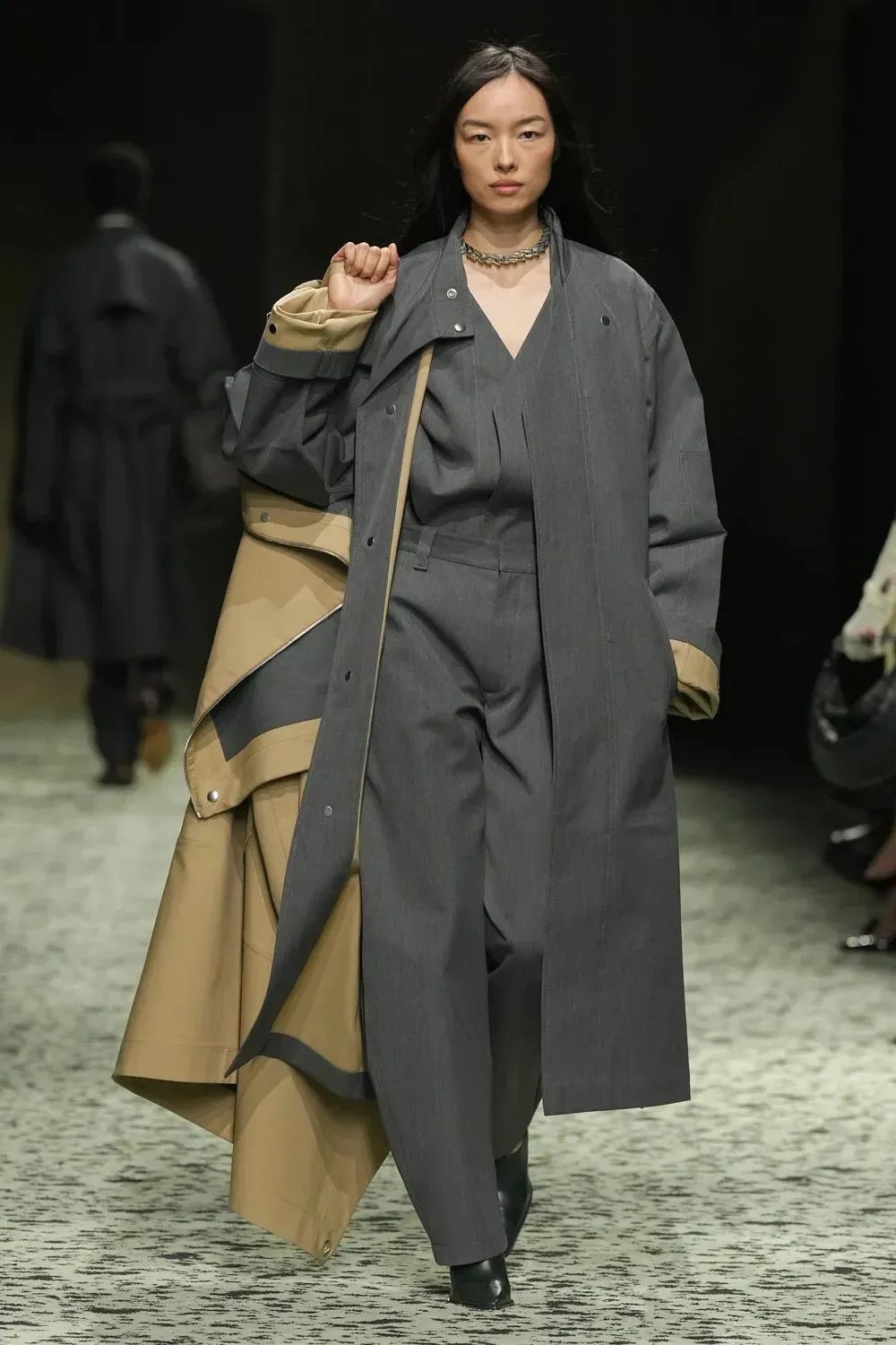 刘雯时隔三年重返时装周首秀,2003后女明星