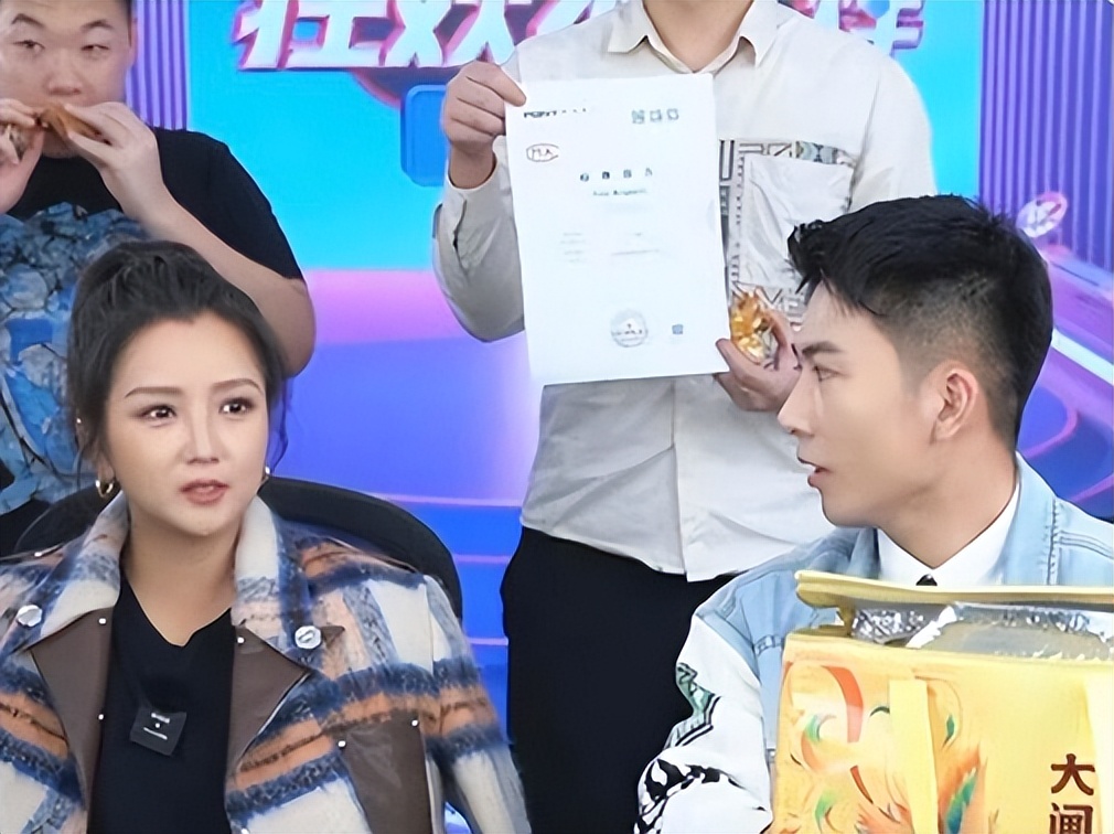 何洁直播卖货螃蟹,何洁在直播中是如何被吐槽的