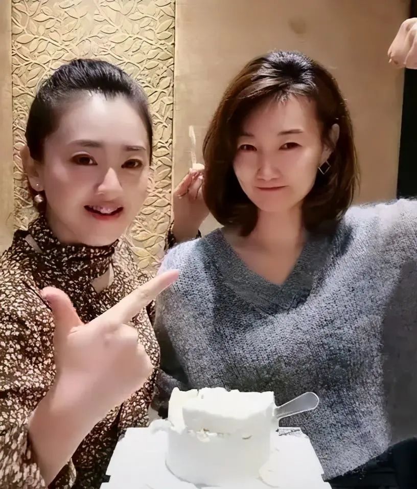 “*款贷**上班”20年，44岁仍单身，低头念稿又嘴瓢的她却收获全网好评