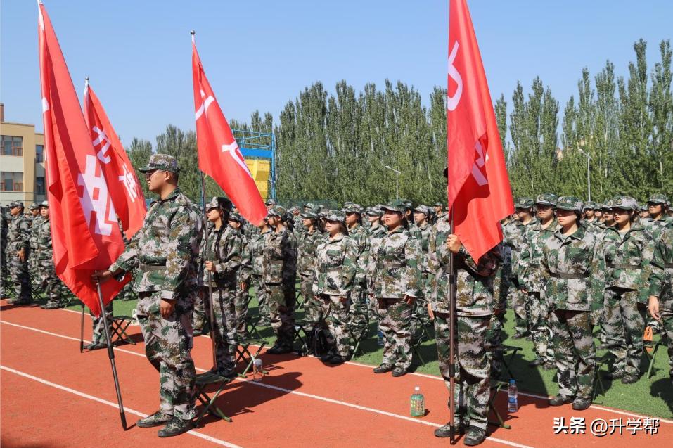银川能源学院2020级新生军训男,宁夏银川能源学院军训