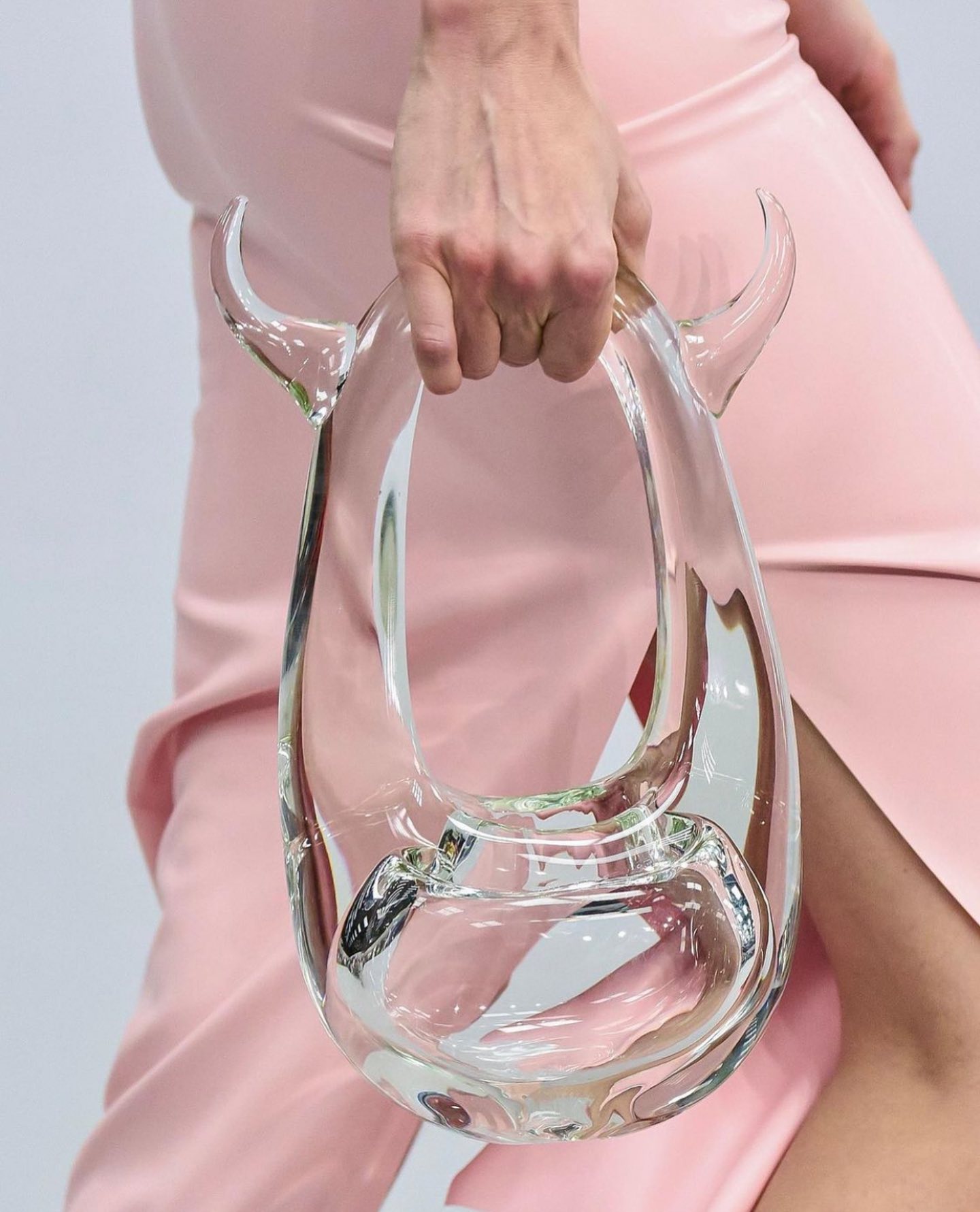 他们用玻璃做了个水晶包,卖得死贵,外国明星还狂爱