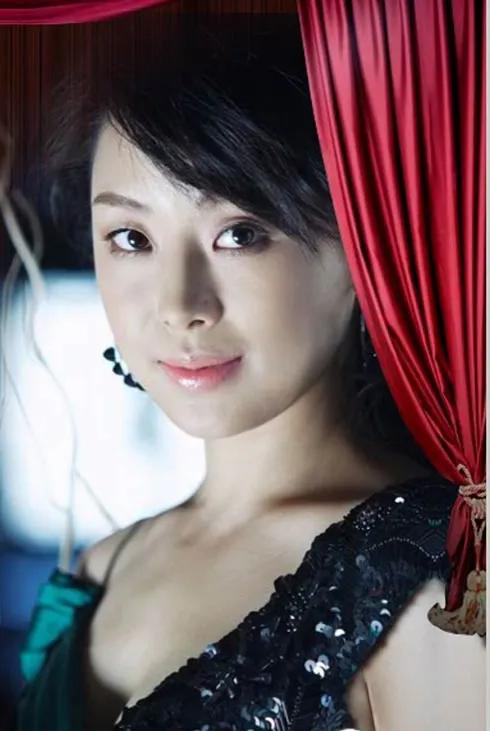 潘晓婷依旧美艳迷人,潘晓婷低调去台球厅