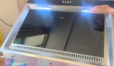 海尔侧吸式油烟机拆卸清洗全过程,海尔侧吸油烟机挡板怎么拆卸