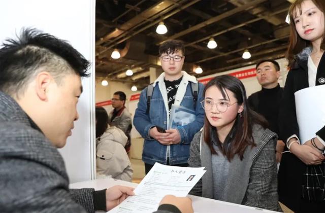 毕业生“广撒网”式投简历，却都石沉大海，HR直言不会看这些简历