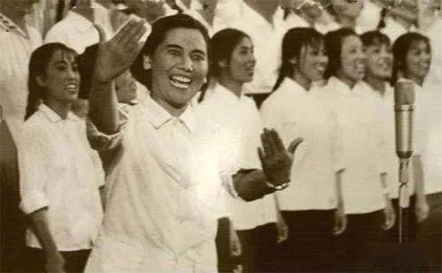 卖菜女工李素文:从副委员长跌落后创业,最后选择月薪二百当劳模