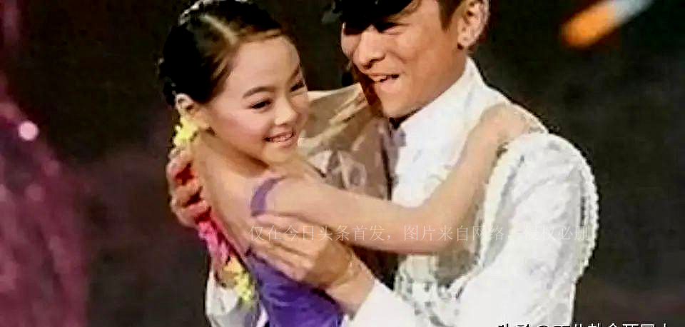 李连杰利智的两个女儿多少岁了,利智和李连杰女儿多大