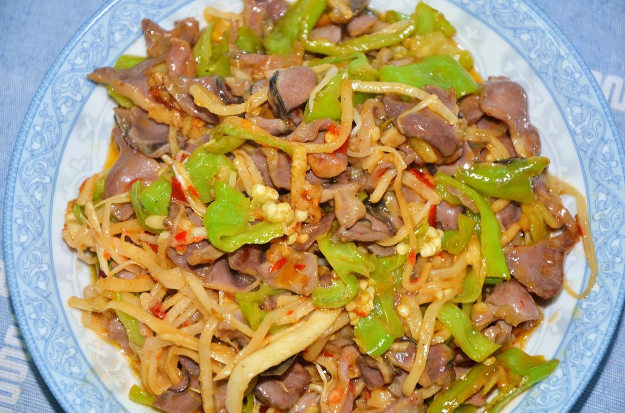 广西螺蛳粉专用酸笋用什么做的,螺蛳粉酸笋的腌制方法揭秘