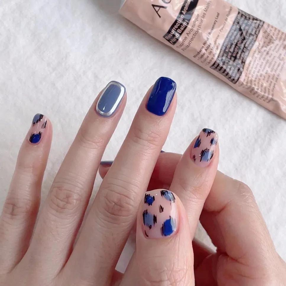 豆沙色美甲显手白吗,雾霾蓝跳色美甲图片显手白