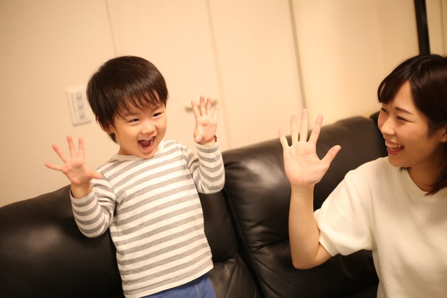 一场简单又温馨的亲子游戏,简单6个月亲子互动游戏不用道具